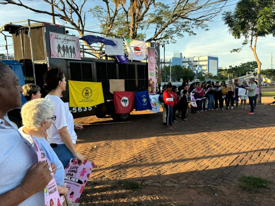 Manifestantes fazem ato em sete municípios de MT para pedir o fim da violência contra as mulheres