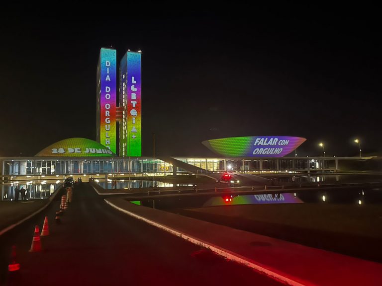 Congresso Nacional tem iluminação multicor no Dia Internacional do Orgulho LGBTQIAP+