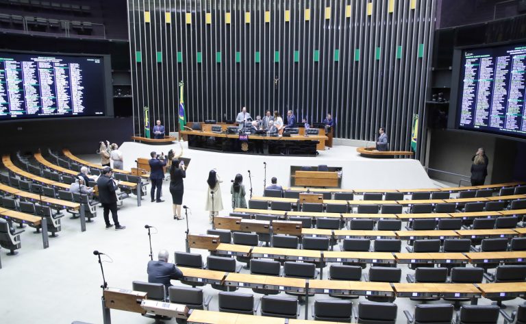 Deputados analisam projeto que cria cadastro nacional de servidores demitidos; acompanhe