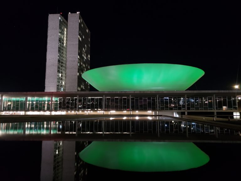 Câmara tem iluminação verde pelo Dia de Conscientização e Combate ao Câncer de Cabeça e Pescoço