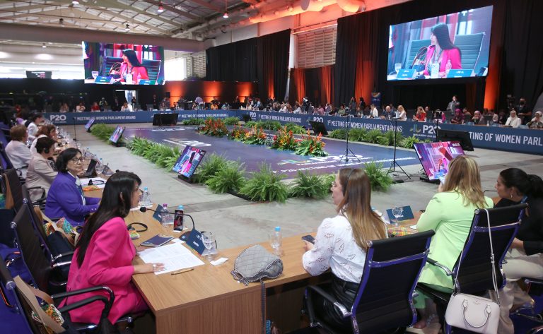 Cotas para mulheres na política não são suficientes para garantir a paridade de gênero, afirmam parlamentares do G20