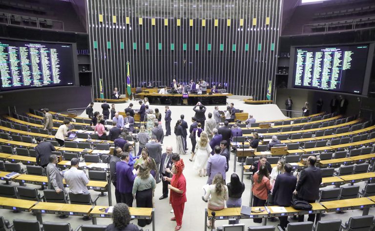 Em debate sobre PEC, deputados divergem sobre anistia a partidos e elogiam cota para candidatos negros; acompanhe