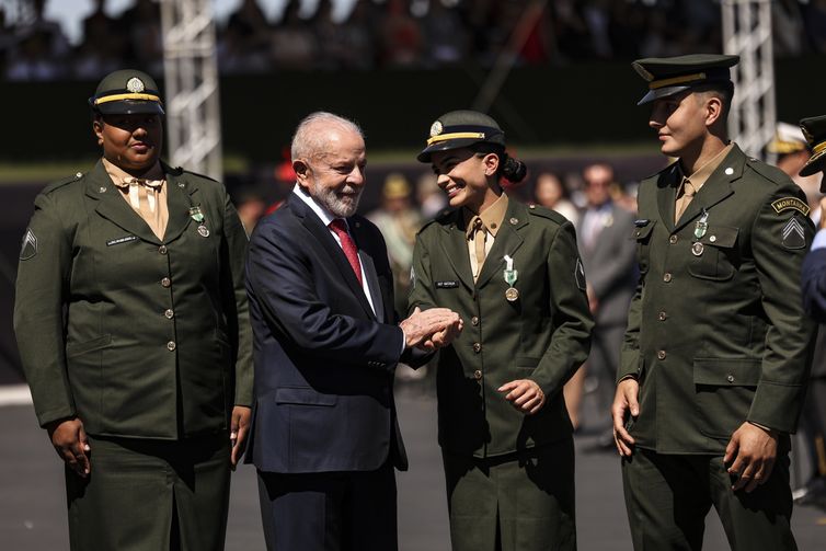 Atletas olímpicos brasileiros são condecorados com medalha do Exército