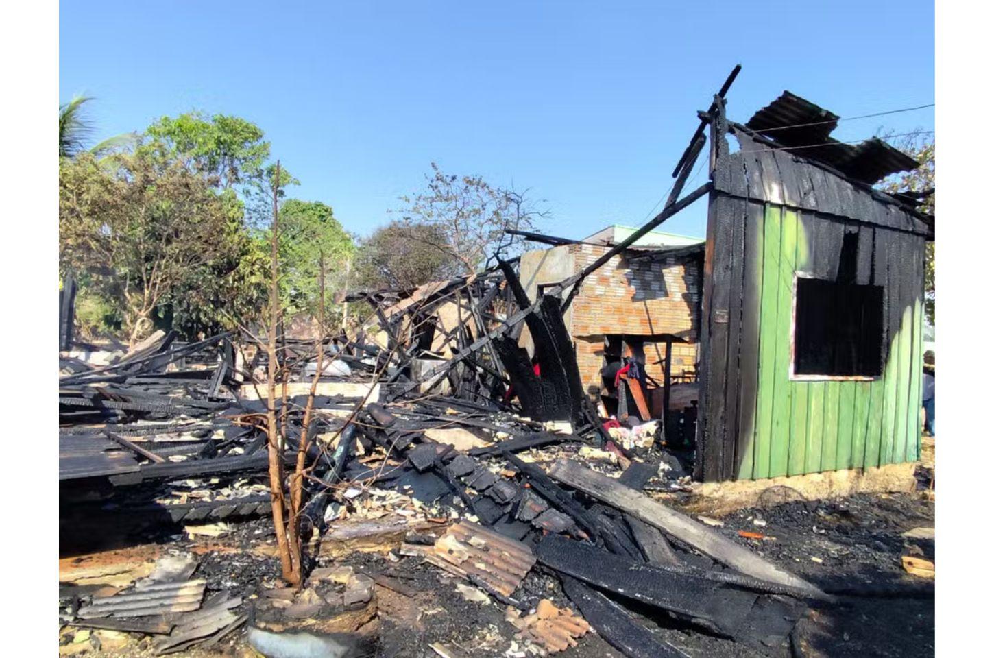 Bebê de 1 ano morre e irmãs ficam feridas após incêndio atingir casa de madeira em MT