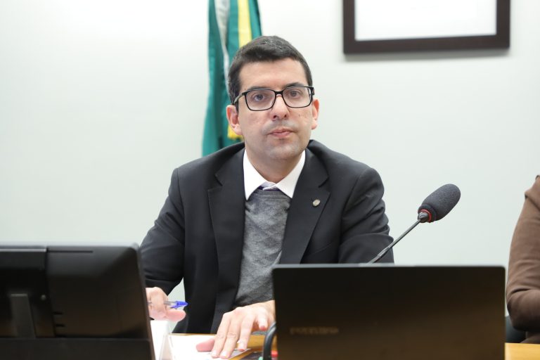 Comissão aprova projeto que fixa multa mínima de R$ 10 mil para crimes contra cães e gatos