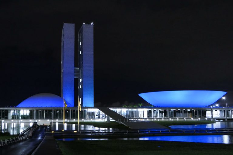 Congresso se ilumina de azul pelo Dia Nacional da Pessoa com Atrofia Muscular Espinhal