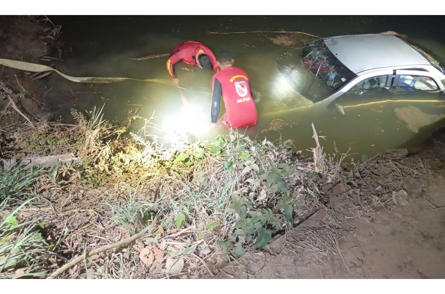 Em Terra Nova do Norte, corpo de Bombeiros faz retirada de carro que caiu de ponte e ficou submerso em córrego