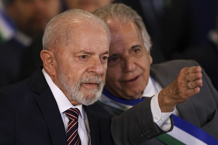 Lula diz que alistamento feminino dará diversidade às Forças Armadas