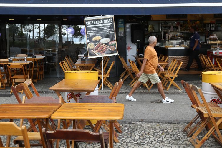 Serviços não financeiros tiveram recorde de ocupação em 2022, diz IBGE