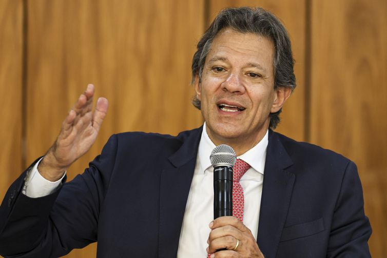 Corte de juros nos EUA veio um pouco atrasado, diz Haddad