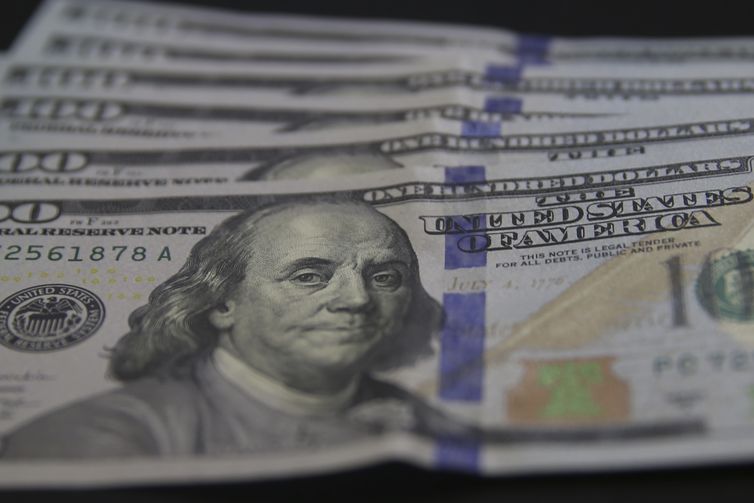 Dólar fecha abaixo de R$ 5,60 com dados de emprego nos EUA