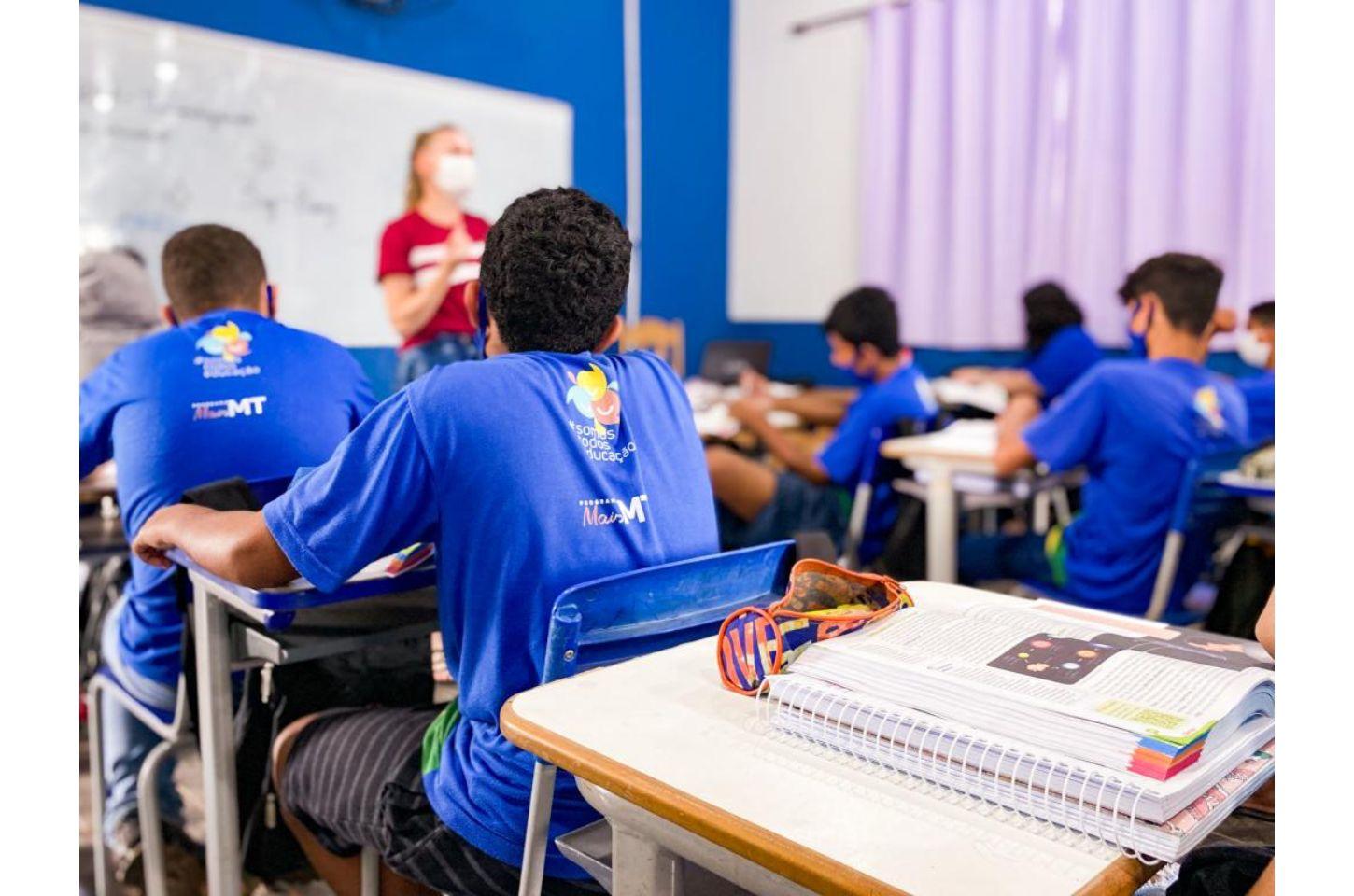 Avança projeto do governo de Mato Grosso para proibir celulares em salas de aula