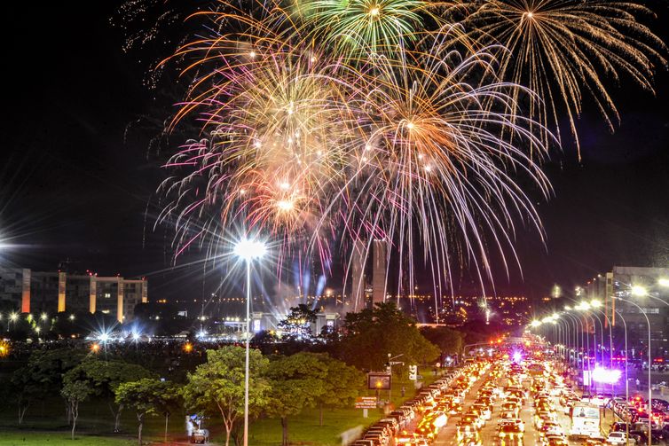 CCJ do Senado aprova limite de ruído para fogos de artifício