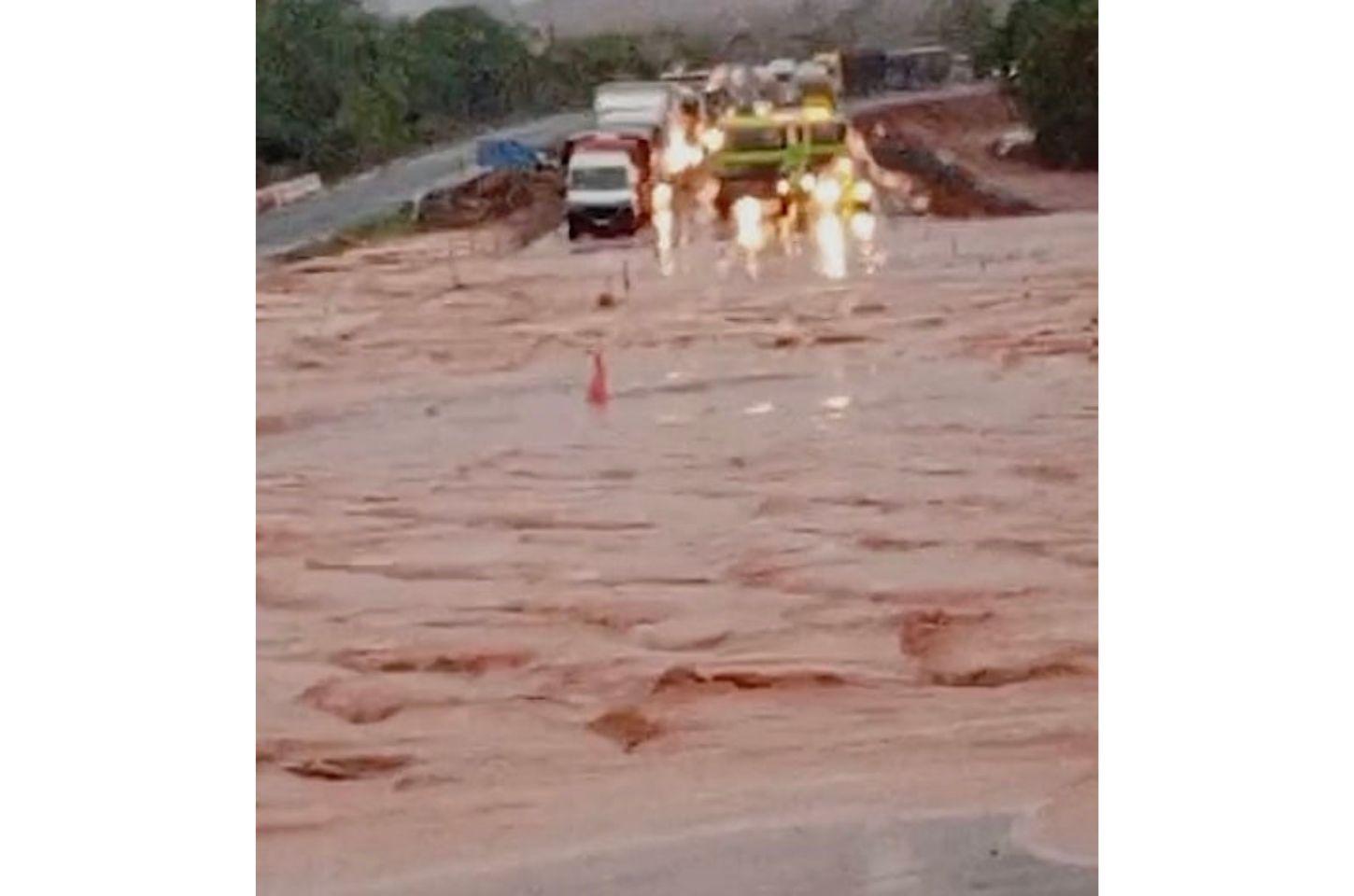 Chuva forte alaga BR-163 em Nova Mutum; tráfego ficou interrompido; equipe faz drenagem