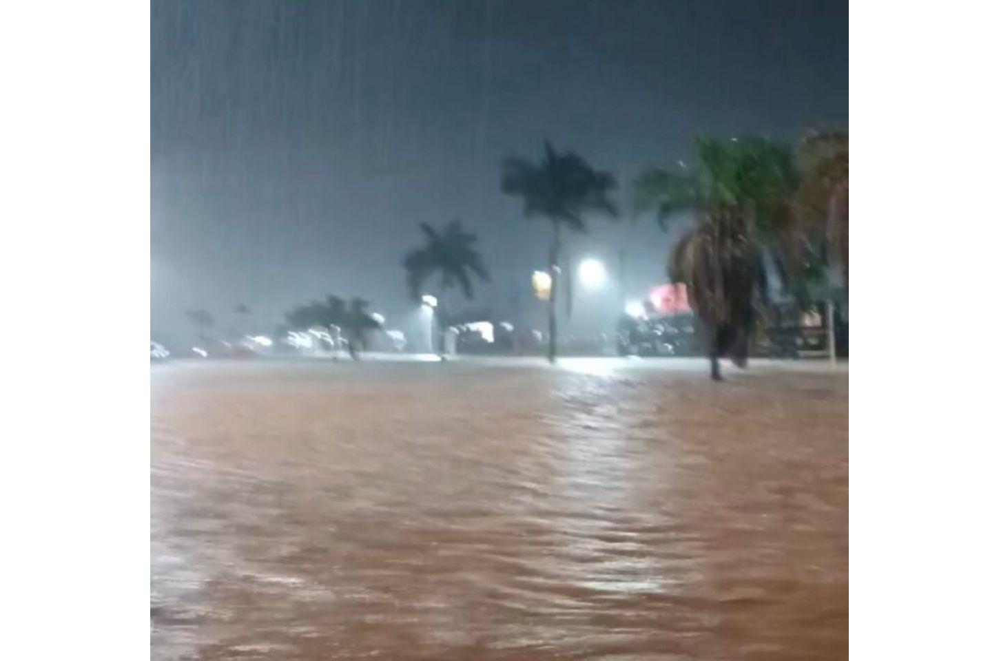 Chuva forte alaga ruas e avenidas em Lucas do Rio Verde