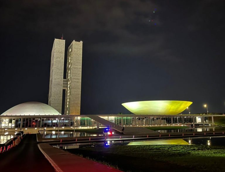 Congresso recebe iluminação amarela pelo Dia Mundial de Conscientização da Mielomeningocele