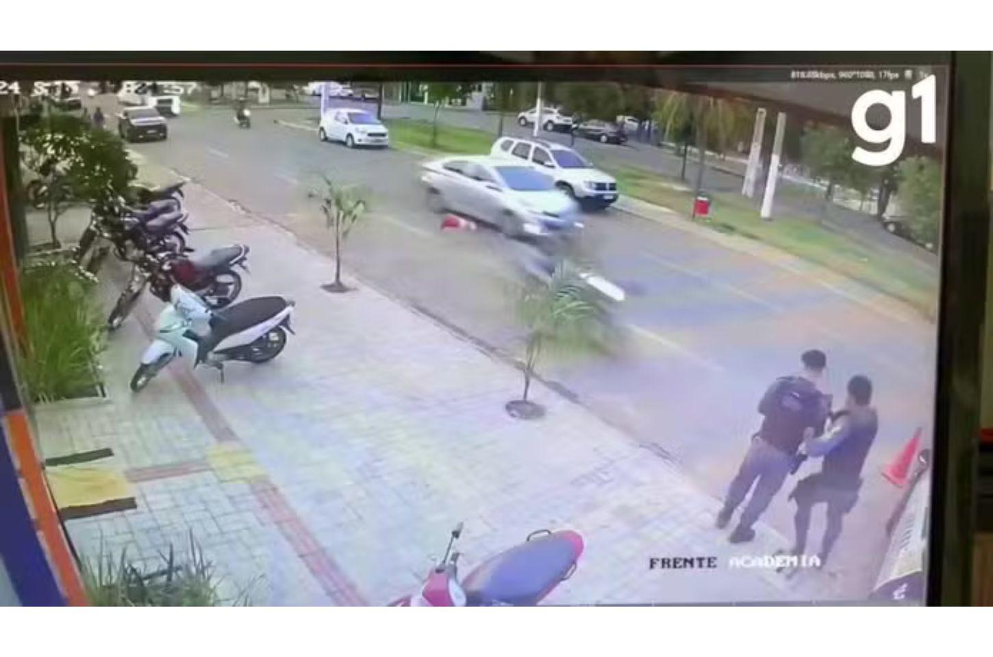 Foragido da Justiça, motociclista empina veículo, bate em carro da polícia e é preso em MT