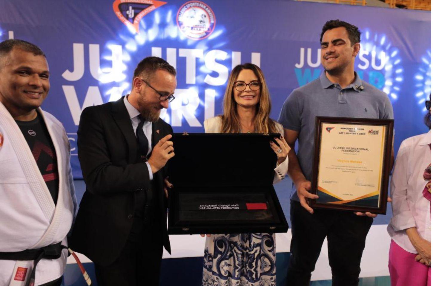 Na Grécia, primeira-dama de MT recebe faixa preta de Jiu-Jitsu e título de embaixadora mundial do esporte