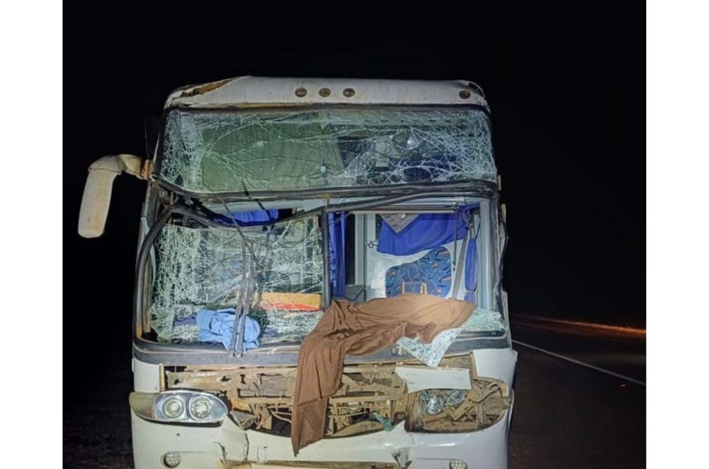 Ônibus bate na traseira de carreta e deixa feridos na BR-163 entre Sinop e Itaúba; 20 feridos