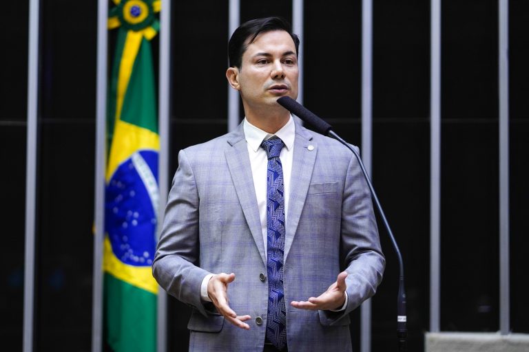 Projeto concede cinco anos para prefeituras instalarem semáforos inteligentes