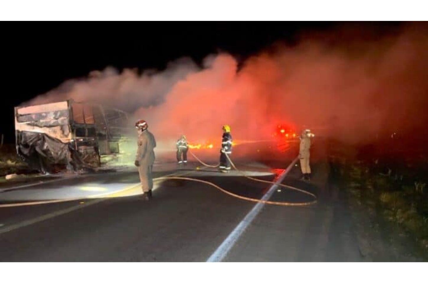 Vagões e carga de carreta pegam fogo e ficam destruídos na BR-163 em Sinop