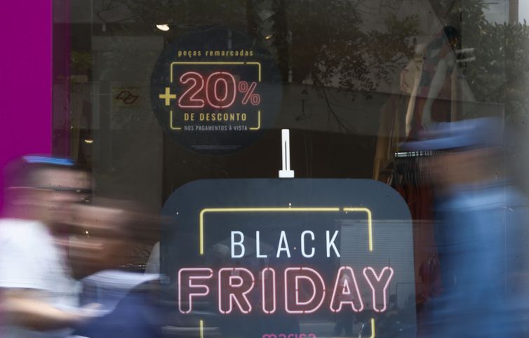 Black Friday: maioria dos consumidores deve gastar de R$ 201 a R$ 500