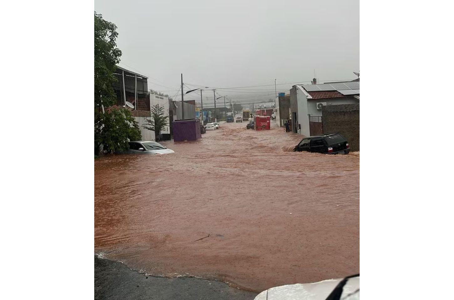 Cidade fica debaixo de água e carros ficam ilhados durante tempestade em MT