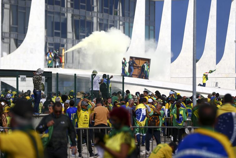 Justiça da Argentina ordena prisão de 61 foragidos do 8 de janeiro