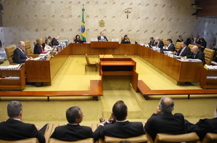 Maioria do STF vota por manter símbolos religiosos em órgãos públicos