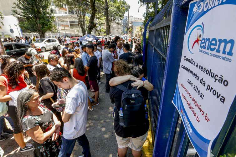 Mais de 4,3 milhões de candidatos participam hoje do Enem 2024