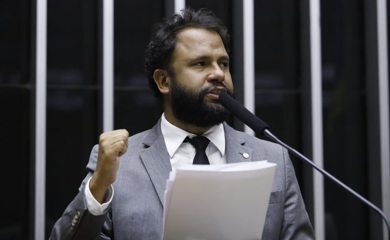 Psol lança candidatura do deputado Pastor Henrique Vieira à presidência da Câmara