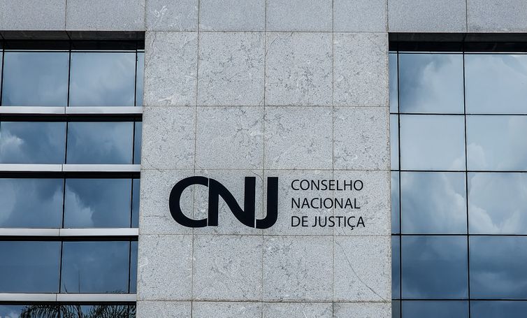 CNJ suspende pagamento de auxílio-alimentação de R$ 10 mil para juízes