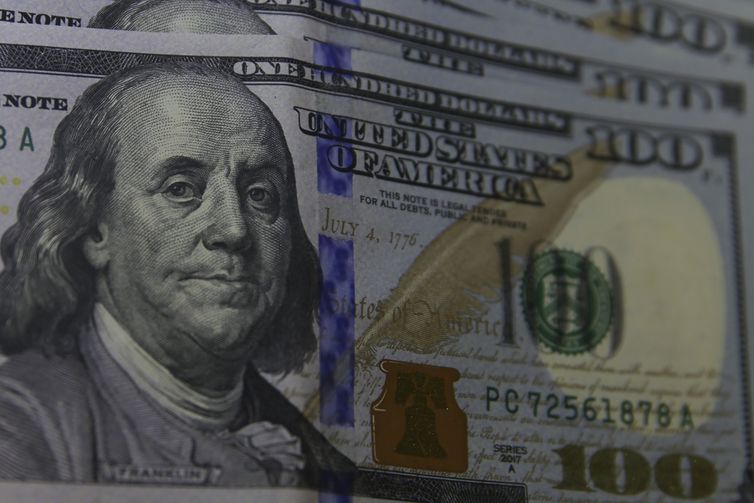 Dólar cai para R$ 5,94 e fecha no menor nível desde fim de novembro