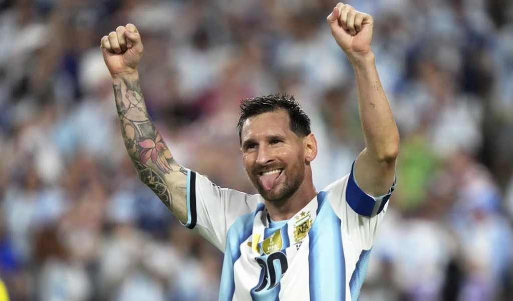 Messi faz história, desencanta após pênalti perdido e garante Argentina nas oitavas da Copa
