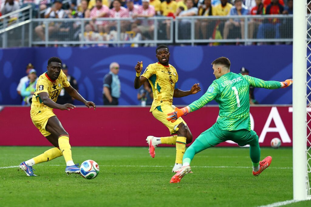 Irmãos marcam gols por países diferentes, em feito inédito na história das Copas