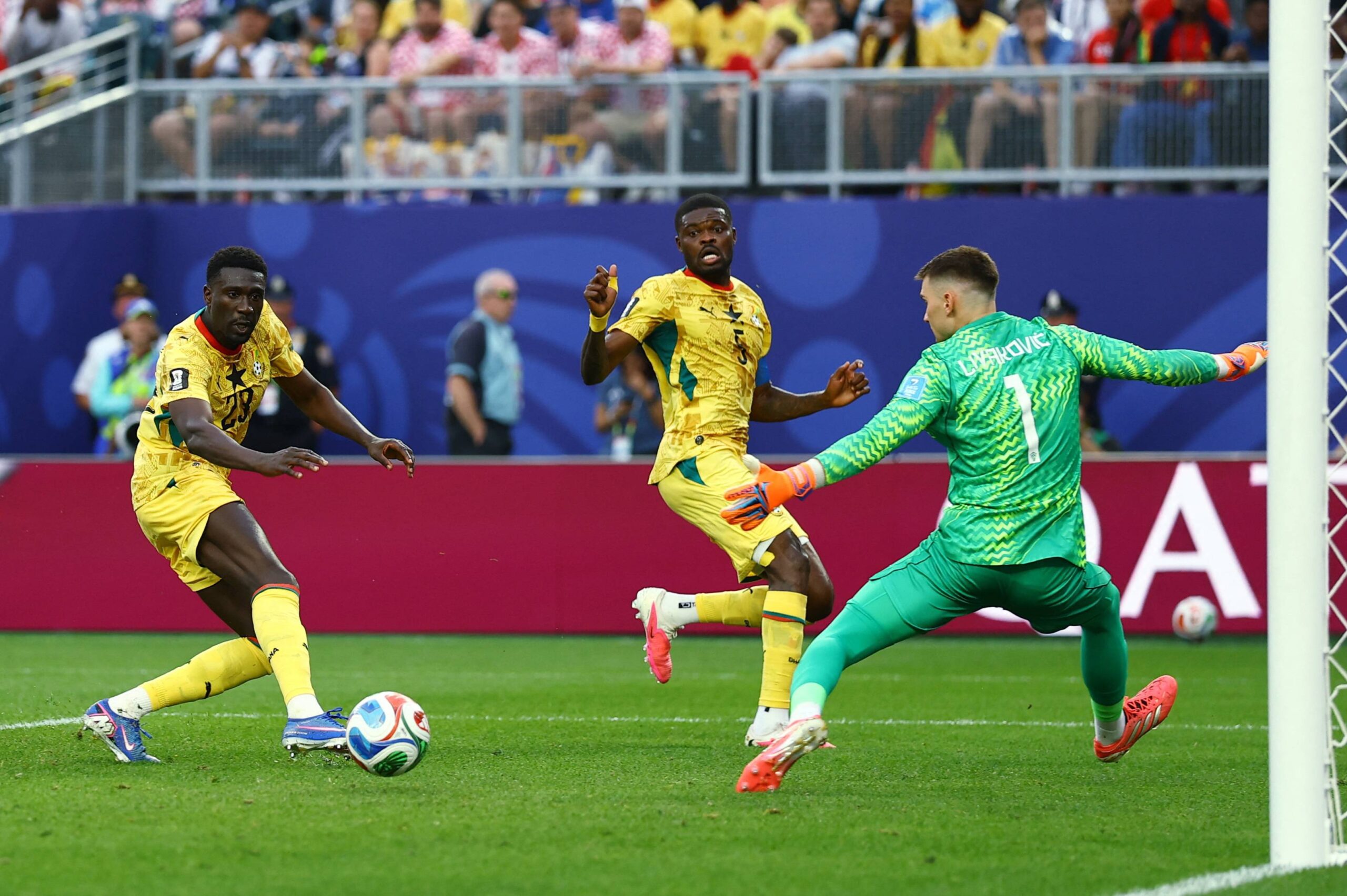 Irmãos marcam gols por países diferentes, em feito inédito na história das Copas