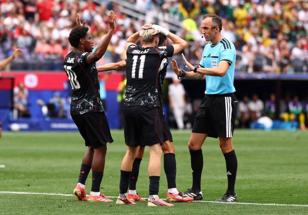 Arbitragem mais tolerante na Copa contribui para torneio mais rápido e acirrado
