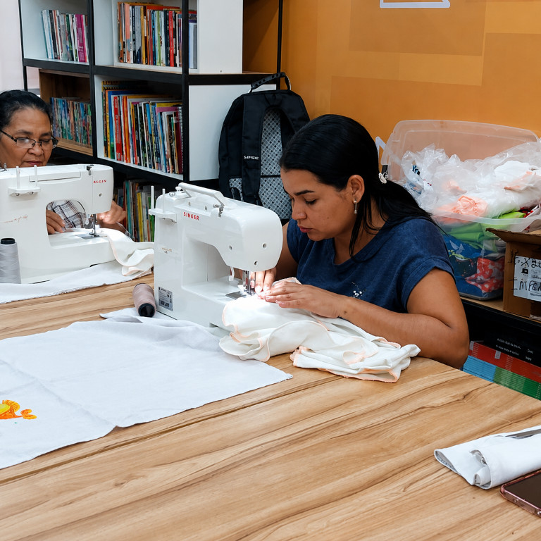 Projeto “Envolva-se” do SESC-MT transforma vidas com oficinas de artesanato e trabalhos manuais em Alta Floresta e Cáceres