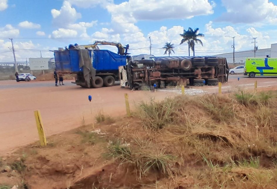 Veículo de carga tomba na BR-163 em Sinop e derrama carga de material reciclado sobre a pista