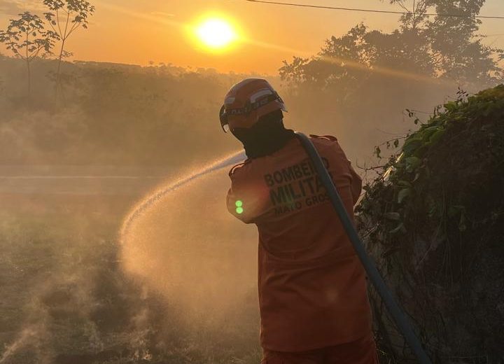 Alta Floresta: Corpo de Bombeiros controla incêndio em terreno no bairro Cidade Bela