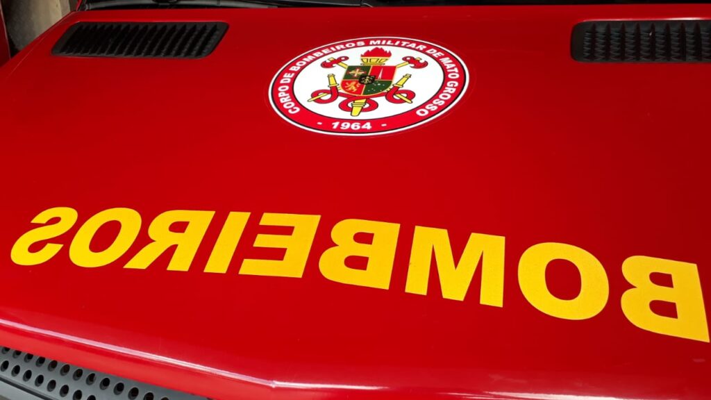 Corpo de Bombeiros de Alta Floresta combate incêndio em vegetação no Jardim Universitário durante a madrugada