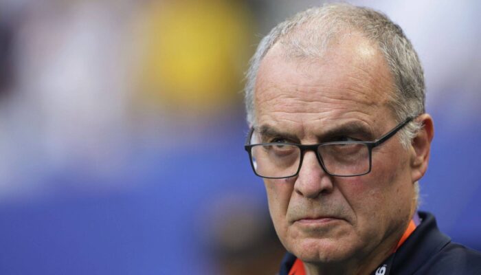 Bielsa desabafou com time do Uruguai em despedida, diz canal: ‘Me deixaram sozinho’